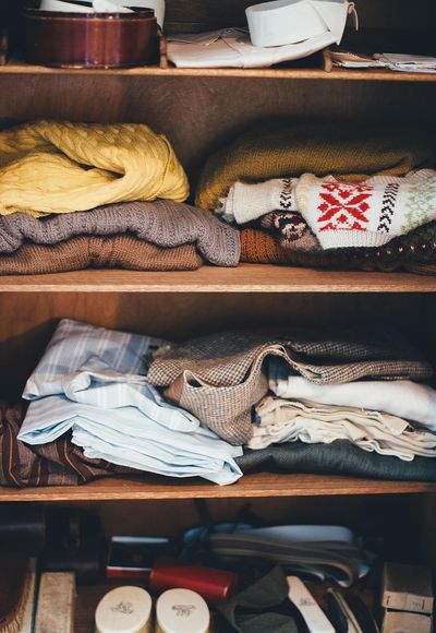 Welche Kleiderschrank-Organisation spart Platz und Zeit am Morgen?