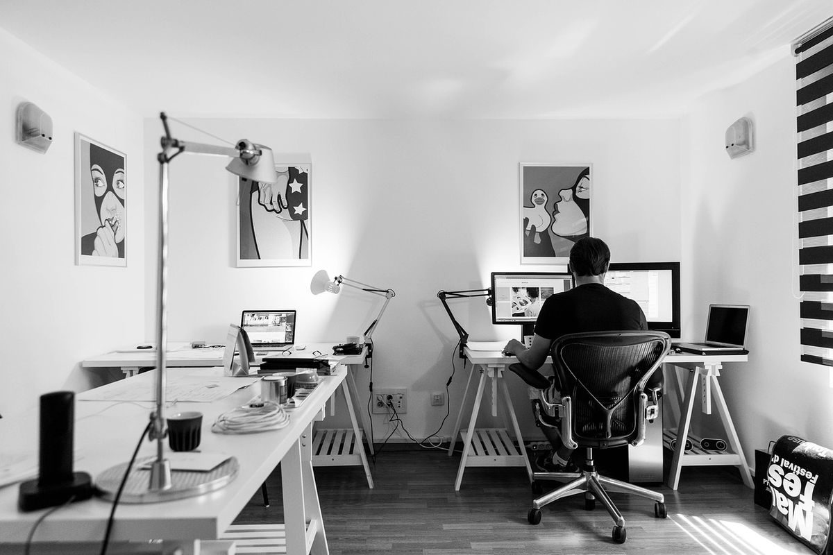 Wie richte ich ein effizientes Home-Office mit begrenztem Budget ein?